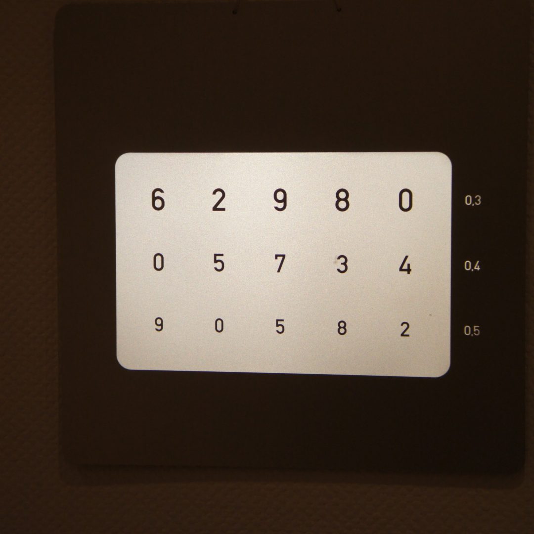 Informationswand im Wartebereich der Praxis