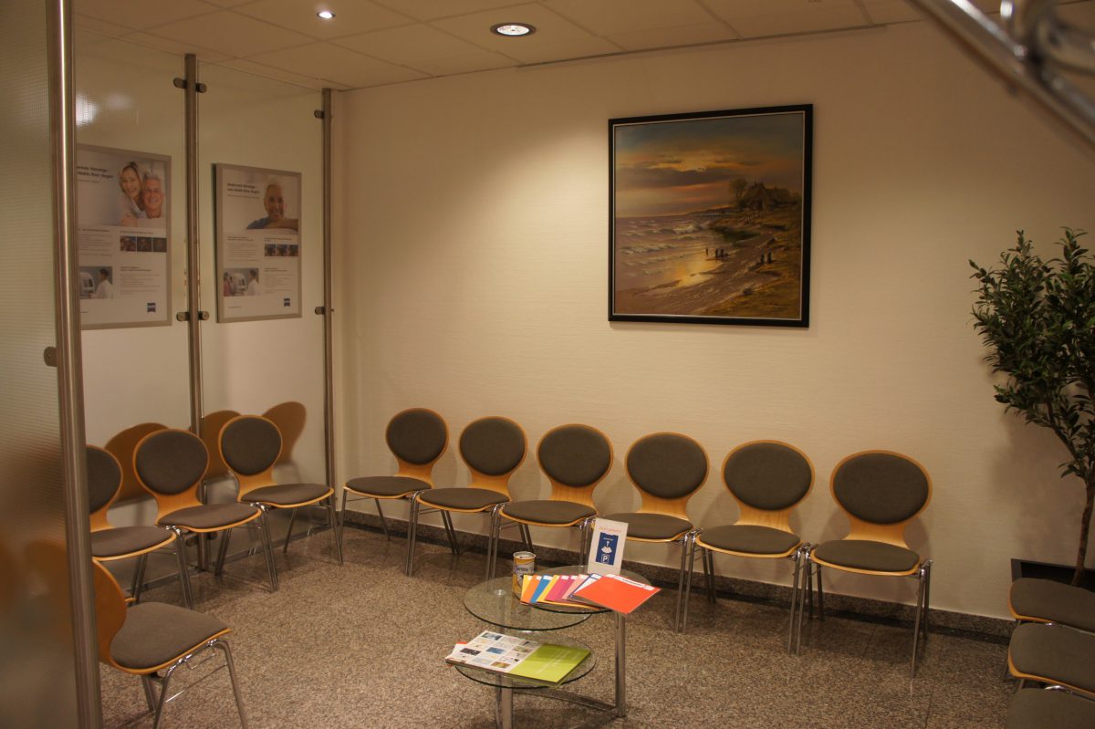 Empfangs- und Wartebereich der Augenarztpraxis